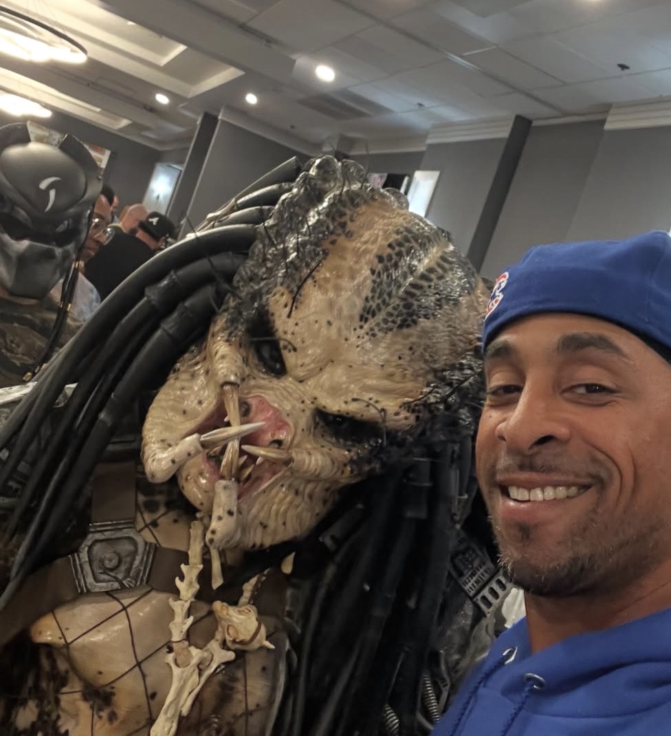 A fan with a Predator cosplayer